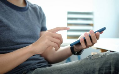 Beyaz ekranlı siyah cep telefonunun akıllı telefonunu taklit et..