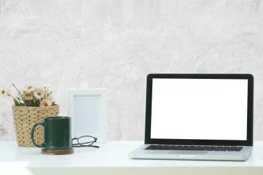 Çalışma masası ve dizüstü bilgisayar. Boşluğu ve boş ekranı kopyala. İş görüntüsü, boş ekran dizüstü bilgisayar ve malzemeler.