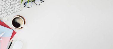 Not defteri, dizüstü bilgisayar ve kahve fincanı fare notlu üst görünüm ofis malzemeleri. Boş ekran cep telefonu ve masa başı çalışma alanı üzerindeki malzemeler ve kopyalama alanı..