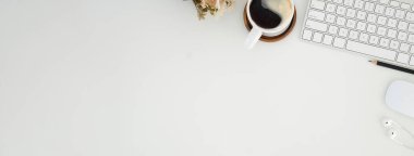 Not defteri, dizüstü bilgisayar ve kahve fincanı fare notlu üst görünüm ofis malzemeleri. Boş ekran cep telefonu ve masa başı çalışma alanı üzerindeki malzemeler ve kopyalama alanı..