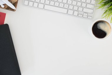 Not defteri, dizüstü bilgisayar ve kahve fincanı fare notlu üst görünüm ofis malzemeleri. Boş ekran cep telefonu ve masa başı çalışma alanı üzerindeki malzemeler ve kopyalama alanı..