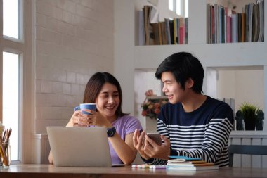 Yaratıcı iş yerinde bilgisayarla çalışan iki genç tasarımcı..