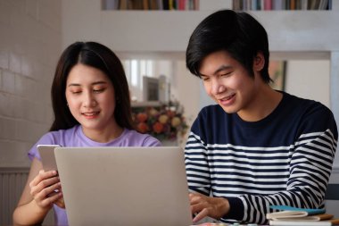 Yaratıcı iş yerinde bilgisayarla çalışan iki genç tasarımcı..