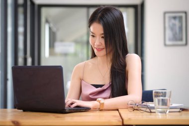 Genç bir bayan yönetici asistanı iş planlarını not alıyor. Ofisinde bilgi topluyor..