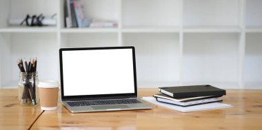 Not defteri, dizüstü bilgisayar ve kahve fincanı fare notlu ofis masası çalışma alanı şeyleri.