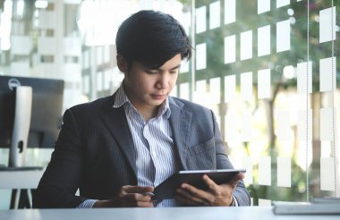 Ofisteki işadamları, şirketin geleceği için bir strateji planlıyorlar..