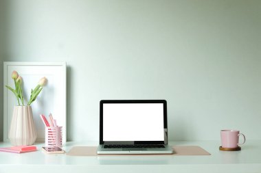 Boş ekranlı ve beyaz masadaki ekipmanlı modern çalışma alanı. Bilgi için boş ekran.