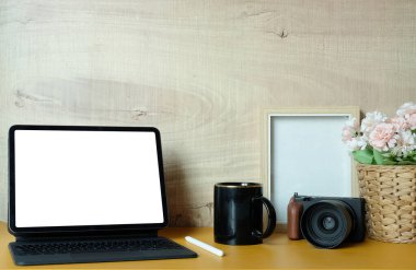 Boş ekranlı ve beyaz masadaki ekipmanlı modern çalışma alanı. Bilgi için boş ekran.