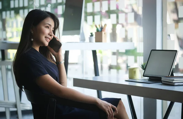 Side View Businesswoman Using Smartphone Browsing Messaging Friends — Stock Fotó