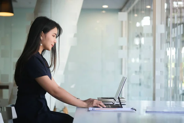 Businesswoman Working New Project Laptop Computer Modern Office — 图库照片