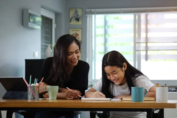 Asiática Madre Ayudando Hija Haciendo Tarea Con Digital Tablet Casa — Foto de Stock