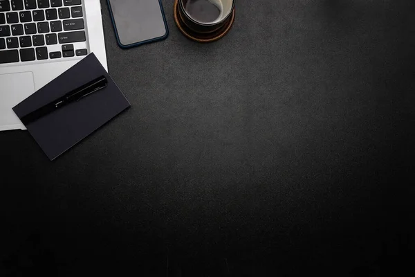 Not defteri, dizüstü bilgisayar ve kahve fincanı fare notlu üst görünüm ofis malzemeleri. Boş ekran cep telefonu ve beyaz masa çalışma alanı üzerindeki malzemeler ve kopyalama alanı..