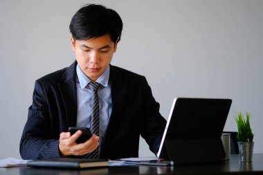 Ofisteki işadamları, şirketin geleceği için bir strateji planlıyorlar..