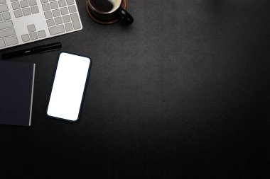 Not defteri, dizüstü bilgisayar ve kahve fincanı fare notlu üst görünüm ofis malzemeleri. Boş ekran cep telefonu ve masa başı çalışma alanı üzerindeki malzemeler ve kopyalama alanı..