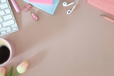 Not defteri, dizüstü bilgisayar ve kahve fincanı fare notlu üst görünüm ofis malzemeleri. Boş ekran cep telefonu ve masa başı çalışma alanı üzerindeki malzemeler ve kopyalama alanı..