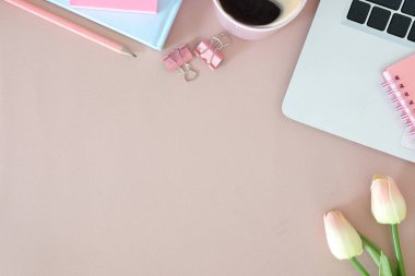 Not defteri, dizüstü bilgisayar ve kahve fincanı fare notlu üst görünüm ofis malzemeleri. Boş ekran cep telefonu ve masa başı çalışma alanı üzerindeki malzemeler ve kopyalama alanı..