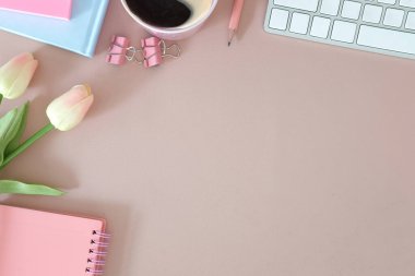 Not defteri, dizüstü bilgisayar ve kahve fincanı fare notlu üst görünüm ofis malzemeleri. Boş ekran cep telefonu ve masa başı çalışma alanı üzerindeki malzemeler ve kopyalama alanı..