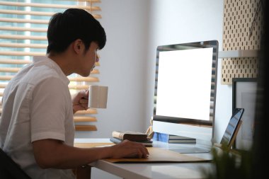 İş kadını evrak işleri hakkında bilgi okuyor ve masa başında bilgisayar kullanıyor..