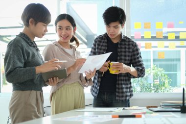 Kırpılmış görüntü tasarımcısı grafiksel yaratıcılık tableti tasarım sanatçısı boyama renk fikirlerini şekillendirme insan dizüstü bilgisayar desenleri oluşturma yeri