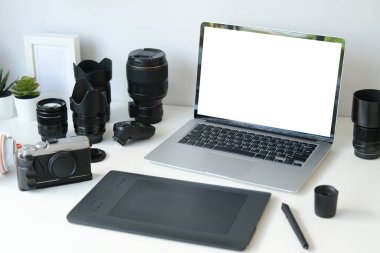 Boş Ekran çalışma alanını masadaki bilgisayar laptopuyla kopyala.