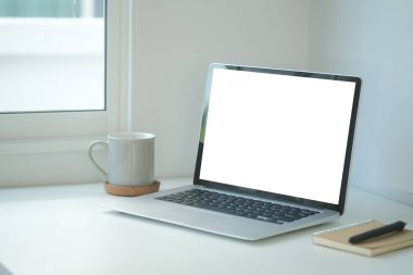 Boş Ekran çalışma alanını masadaki bilgisayar laptopuyla kopyala.