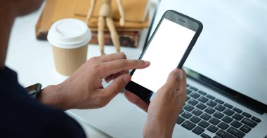 Beyaz ekranlı siyah cep telefonunun akıllı telefonunu taklit et..