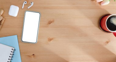 Not defteri, dizüstü bilgisayar ve kahve fincanı fare notlu üst görünüm ofis malzemeleri. Boş ekran cep telefonu ve beyaz masa çalışma alanı üzerindeki malzemeler ve kopyalama alanı..