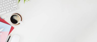 Not defteri, dizüstü bilgisayar ve kahve fincanı fare notlu üst görünüm ofis malzemeleri. Boş ekran cep telefonu ve beyaz masa çalışma alanı üzerindeki malzemeler ve kopyalama alanı..