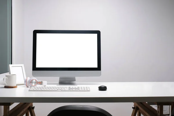 白いテーブルの上に空白の画面と機器を備えた現代的なワークスペース あなたの情報のための空白の画面 — ストック写真