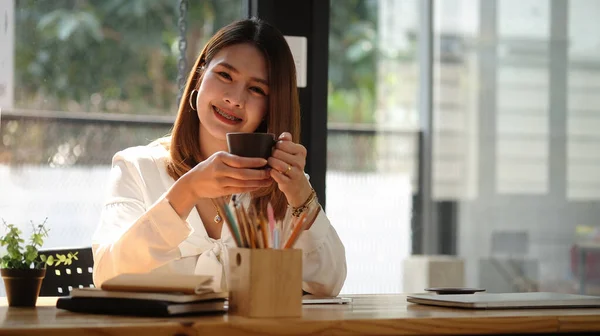 Young Female Administrative Assistant Making Notes Working Planning Organizing Information — Stok fotoğraf