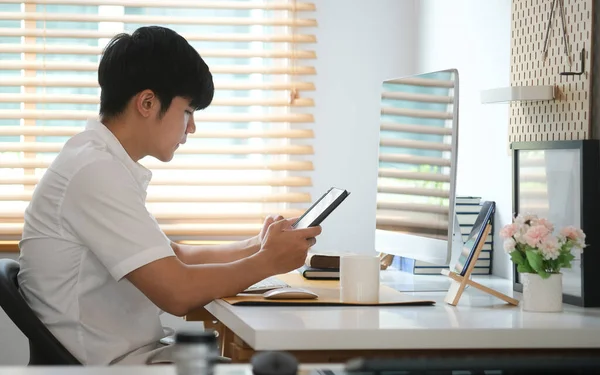 정보를 책상에서 노트북을 사용하는 사업가 — 스톡 사진