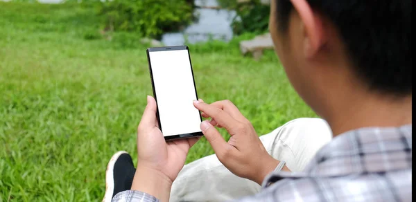 Corte Vista Tiro Mãos Homem Segurando Telefone Inteligente Com Tela — Fotografia de Stock