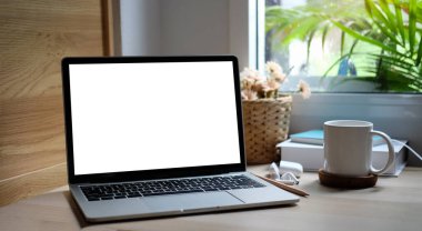 Boş ekranlı ve beyaz masadaki ekipmanlı modern çalışma alanı. Bilgi için boş ekran.