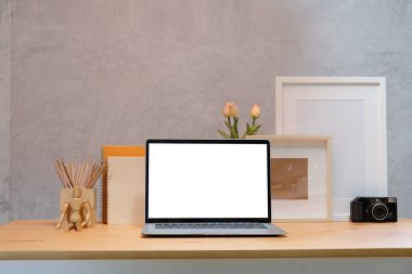 Boş ekranlı ve beyaz masadaki ekipmanlı modern çalışma alanı. Bilgi için boş ekran.