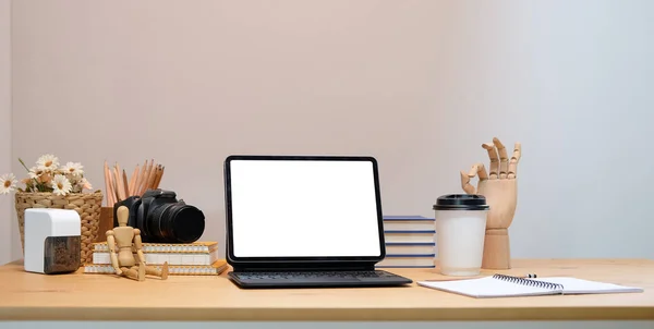 Moderner Arbeitsplatz Mit Computer Mit Leerem Bildschirm Und Geräten Auf — Stockfoto