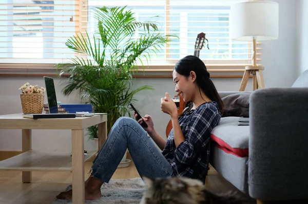 Gelegenheitsfrau Trinkt Kaffee Und Benutzt Handy Wohnzimmer — Stockfoto