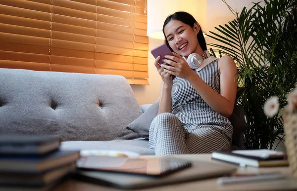 Frau Sitzt Mit Smartphone Auf Sofa Und Benutzt Handy Glücklich — Stockfoto