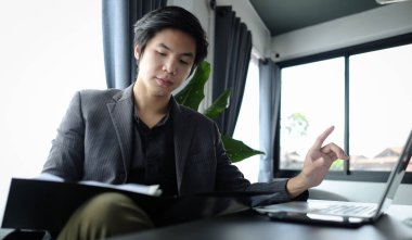 İşadamı ofiste mali raporları okuyor..