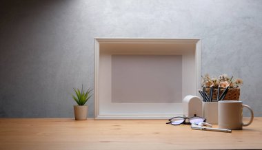 Modern çalışma masası ve uzay kitabını kopyalamak, ahşap masaya bitki ve kahve fincanı koymak.