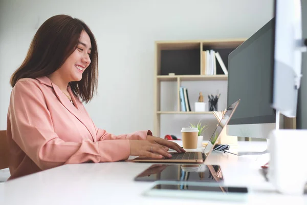 Sorrindo Jovem Mulher Trabalhando Com Laptop Escritório Moderno — Fotografia de Stock