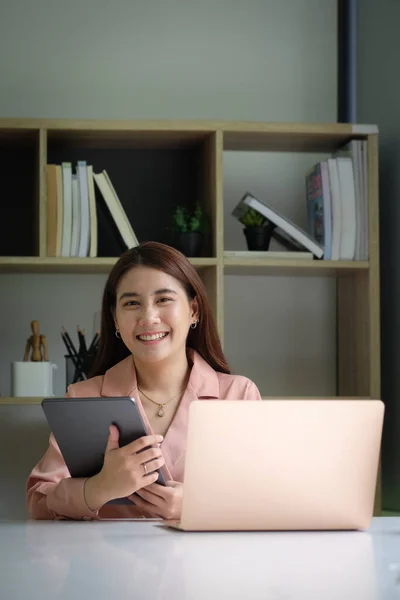 Πορτρέτο Της Χαρούμενης Επιχειρηματία Κάθεται Στη Γραμματοσειρά Του Υπολογιστή Laptop — Φωτογραφία Αρχείου