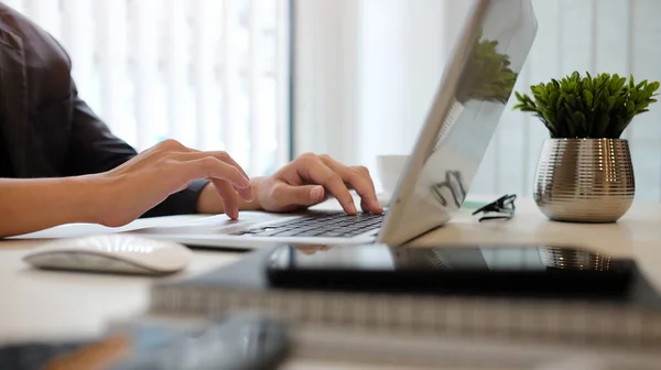 Ofis masasında bilgisayarla çalışan vurulan iş adamı..