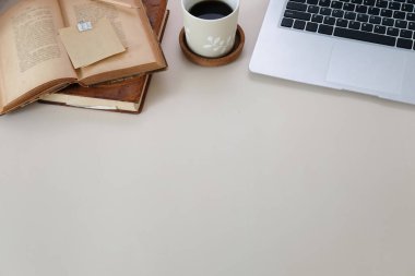 Not defteri, dizüstü bilgisayar ve kahve fincanı fare notlu üst görünüm ofis malzemeleri. Boş ekran cep telefonu ve masa başı çalışma alanı üzerindeki malzemeler ve kopyalama alanı..