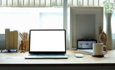 Tahta masadaki boş ekranlı ön görünüm bilgisayar dizüstü bilgisayarı.