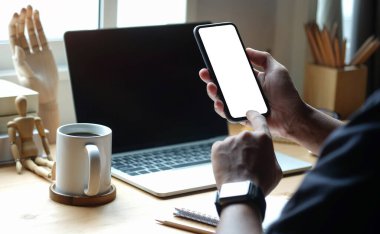 Ofisteki cep telefonunu kullanarak omuz işadamının üzerini kapat..