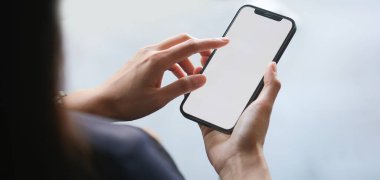 Ofiste akıllı telefon kullanan iş kadını.