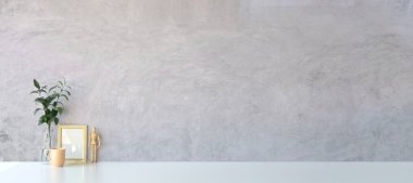 Boş çerçeve, saksı bitkisi ve beyaz masada kahve fincanı. Boşluğu kopyala.