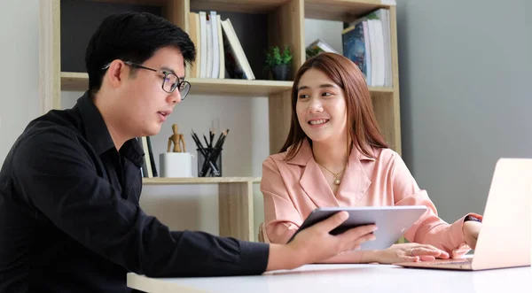 Two Young Business People Working Together New Project Office — Stock Photo, Image