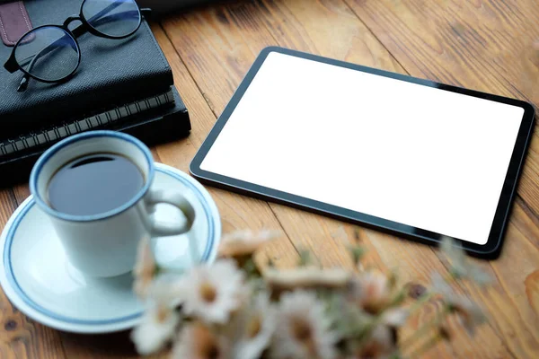Tahta Masadaki Boş Ekran Ile Dijital Tableti Düzenle — Stok fotoğraf
