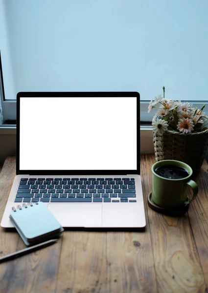 Boş ekranlı dizüstü bilgisayarı kapat, kalem tutacağı, gözlükler ve tahta masadaki saksıyı..